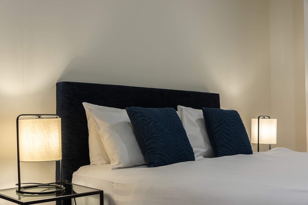Spacious CBD Apt in the Heart of Melbourne view 3