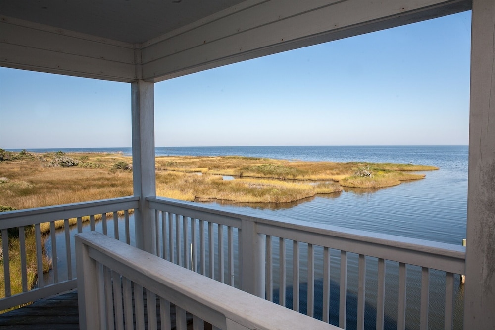 Spartina 3 Bedroom Cottage by RedAwning