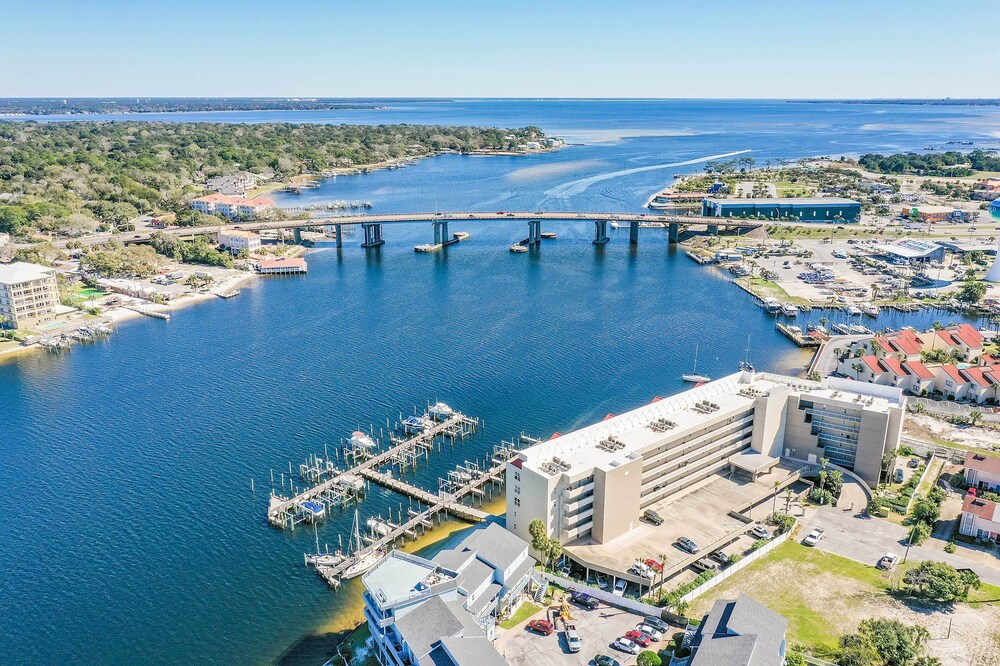 Okaloosa Island Escape: Bayfront Condo Near Beach