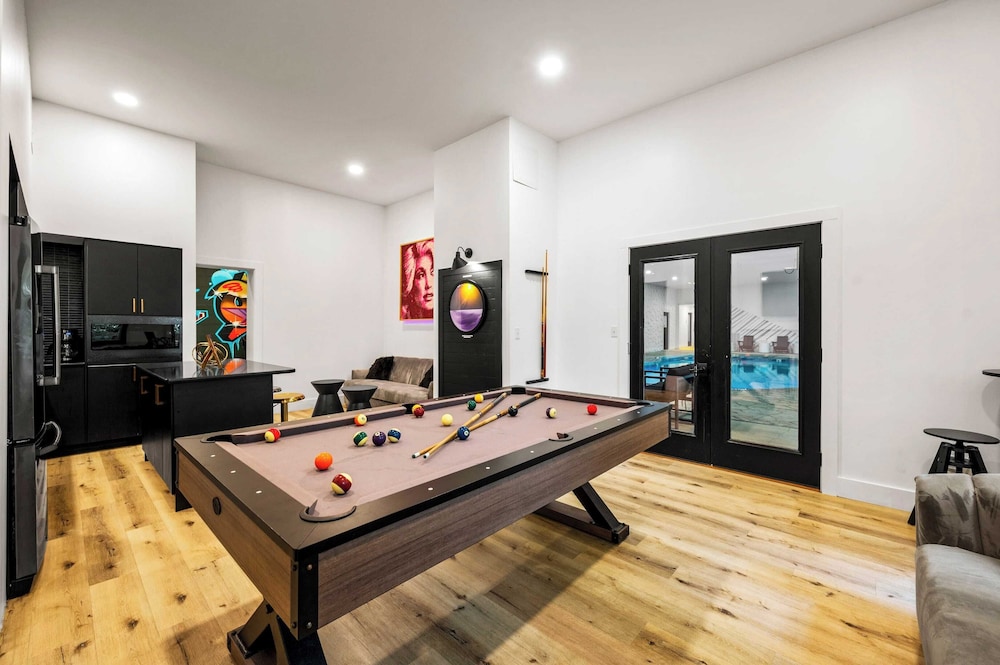 Arcade, Playground, Indoor Pool, Hot Tub, Firepit Minutes From Dollywood & National Parks 2 Firefly Mountain Suites by Avantstay