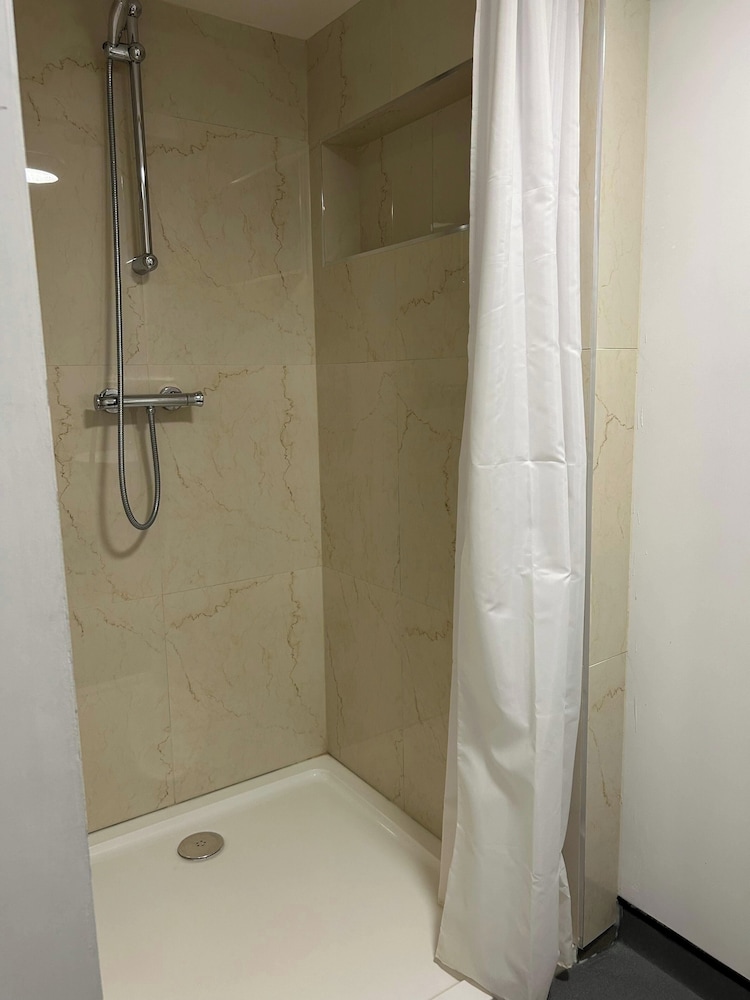 10 Bed Flat - Sleeps 20 - Pets - Parking - Wifi