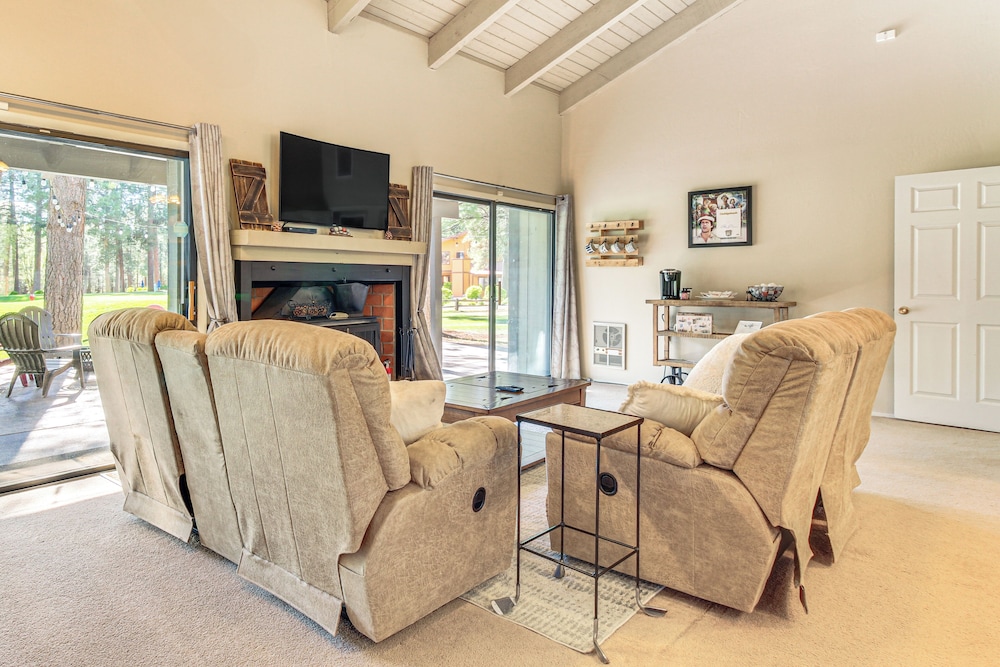 Golf Course Getaway & Hot Tub Haven in Pinetop!