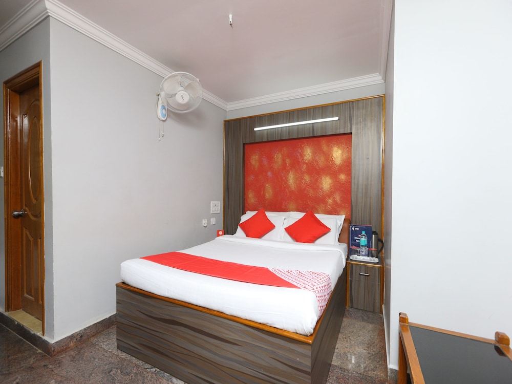 OYO 8828 Holidays Dollars Grand