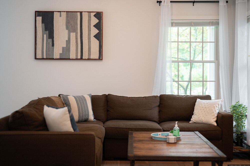 Gorgeous 2BDR Home near Downtown