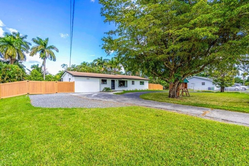 4br Biscayne River Home: Pool & Pickleball Fun 4 Bedroom Home