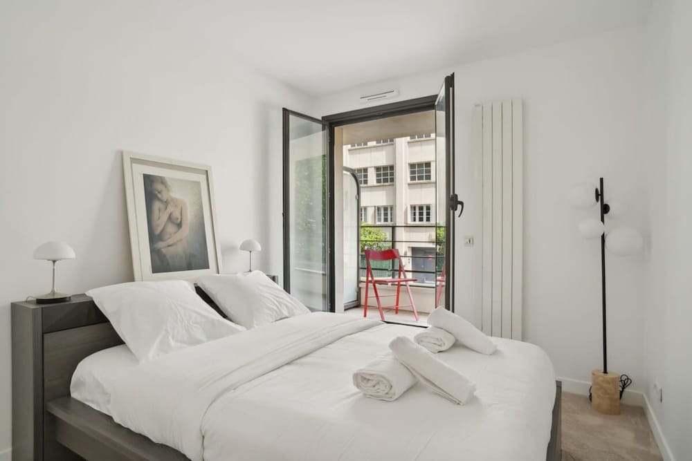 Elegant New Apartment With Balcony in the 16th - M