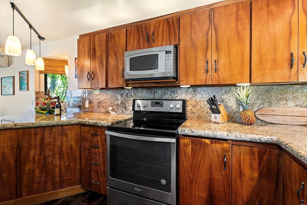 Beautiful Oceanfront - Air-conditioned - Sleeps 6 - Walk to Beach - Vrkcv