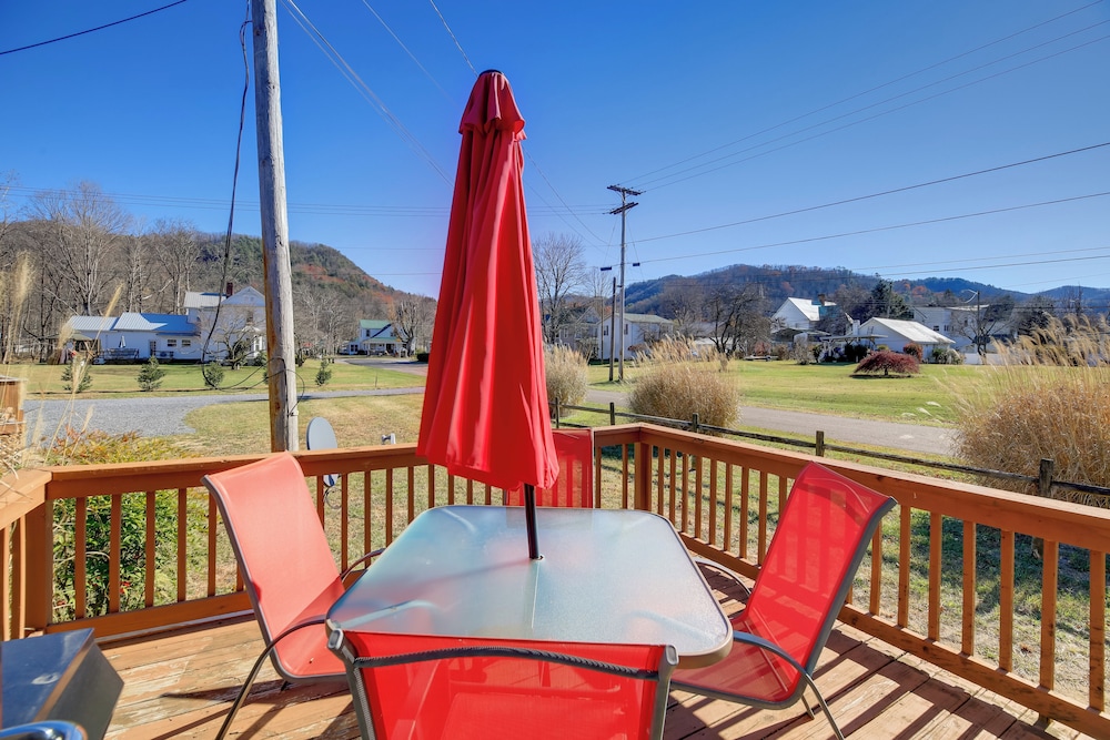 < 1/2 Mi to Damascus Town Park: Cozy Cabin w/ Deck