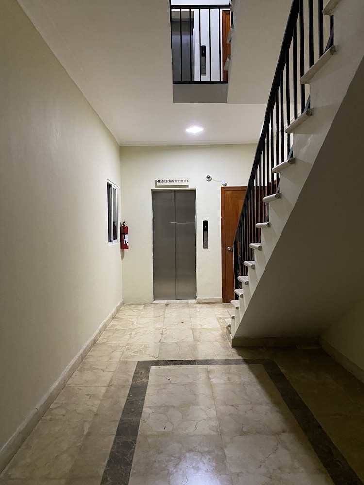 2 Minutes Walk to Beach Huge 3 bdrm Condo with Pool