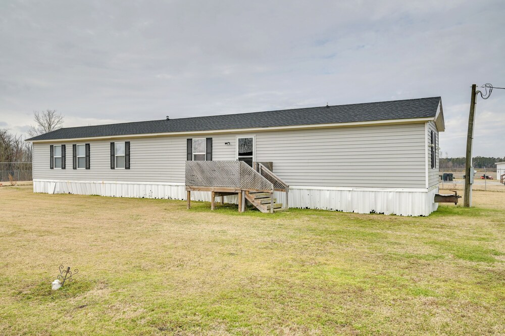 8 Mi to Dtwn Greenville: Bethel Home w/ Yard