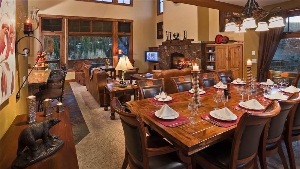 Black Bear Chalet 4 BedroomHoliday home By Moving Mountains