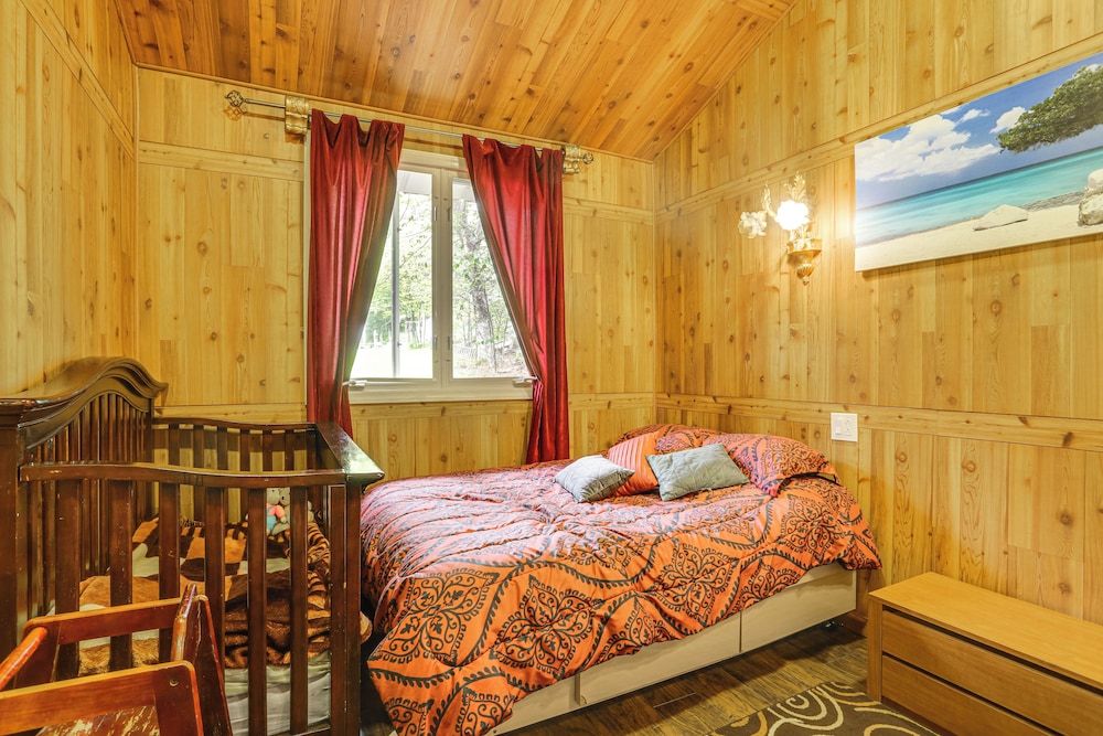 5 Mi to Monticello Raceway: Cabin w/ Pool Access!