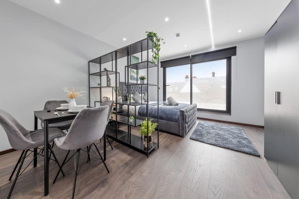 Serviced Modern Luxury Flat Near Central London
