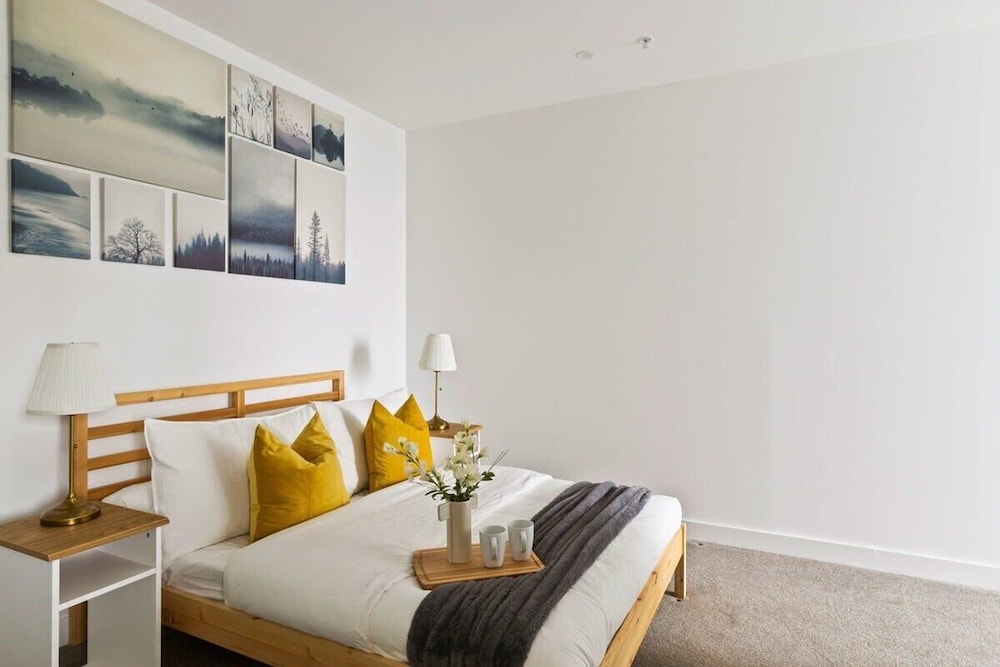 A Comfy 2BR Apt w/ City Views Near Southern Cross
