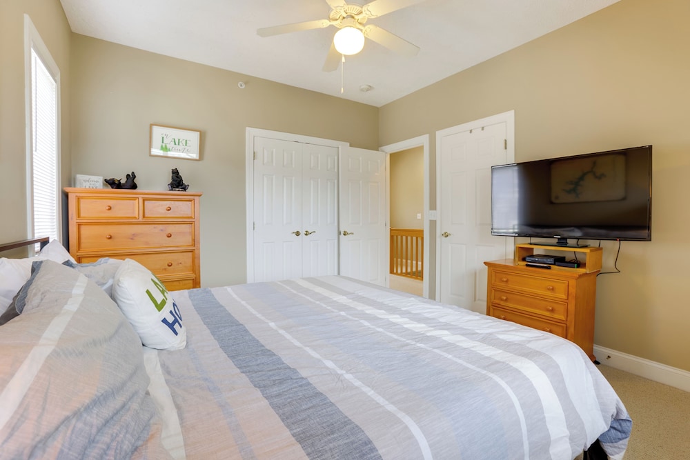 < Half-mi to Lake: Townhome w/ Hot Tub in Mchenry!