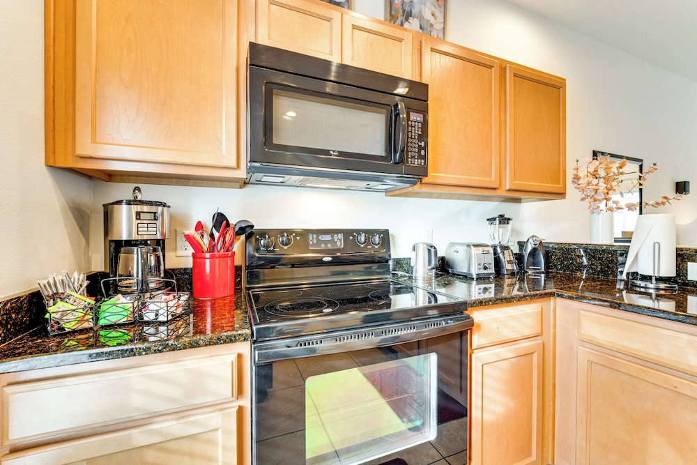 4 Mi to Disney World: Townhome w/ Hot Tub & Lanai!
