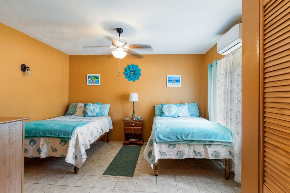 YanceyLargoEstate 2BR Villa w/Mountain Views by RedAwning view 5