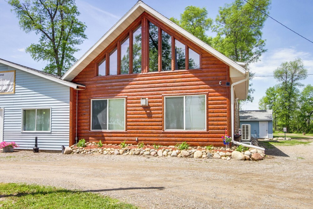 Eagle's Nest Cabin on Mille Lacs Lake: Boat + Fish view 2
