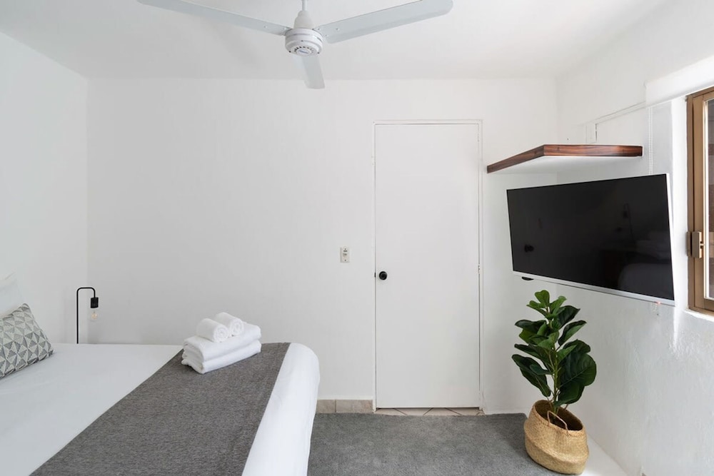 1bedroom Suite - 1 Block Away to Icon Beach