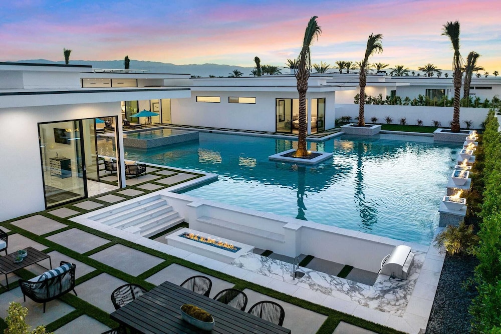 Sleeps 20 Spacious Retreat Pool & Hot Tub Retreat Bravo Villa #4 by Avantstay