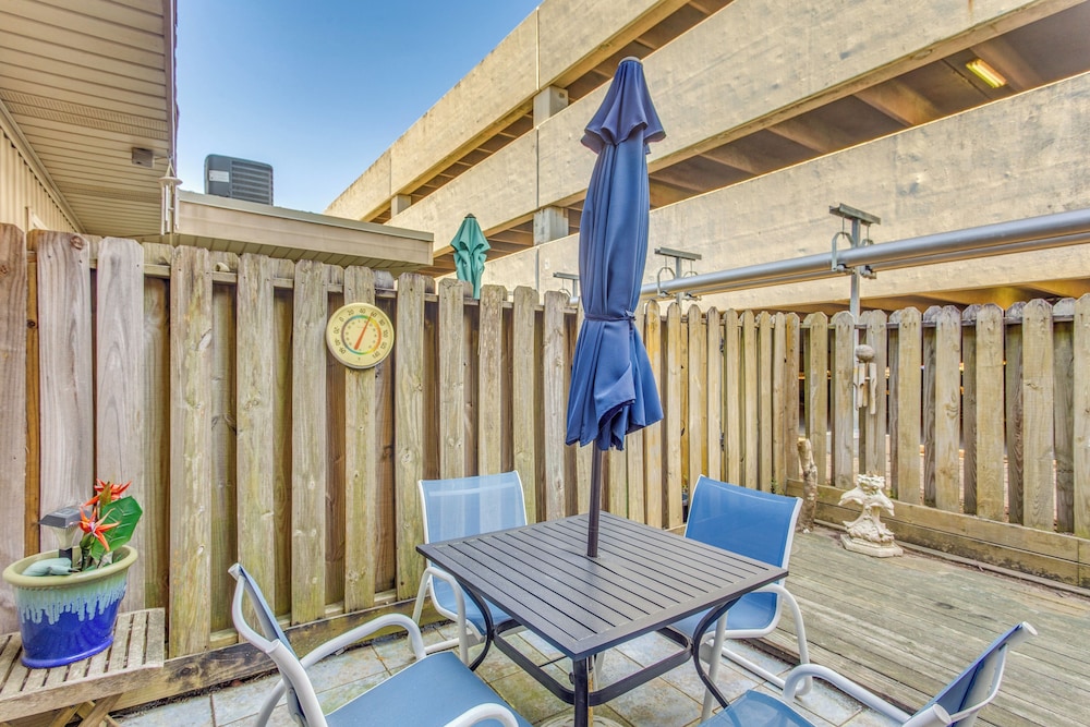 Walk to Myrtle Beach: Townhome w/ Pool Access