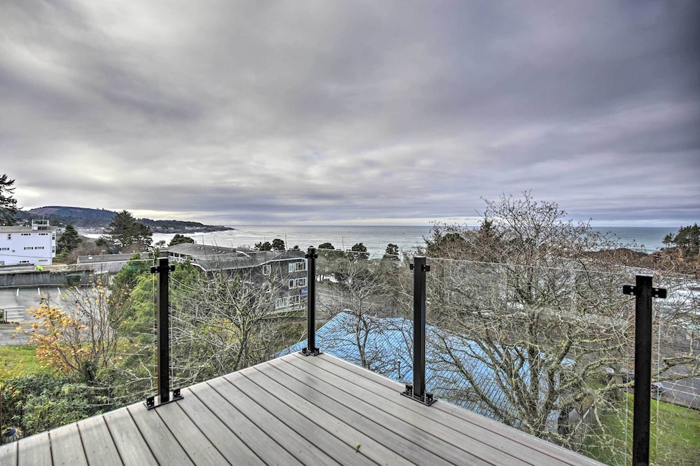 Scenic Depoe Bay Townhome w/ Deck < 1 Mi to Parks!