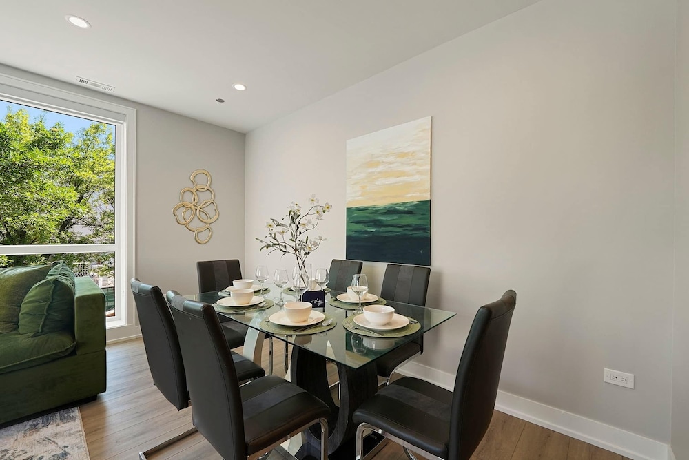 Modern 2br2ba Condo Free Parking and Balcony