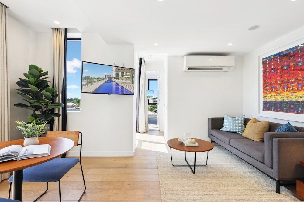Stunning 1-bed by Victoria Park With Pool & Gym