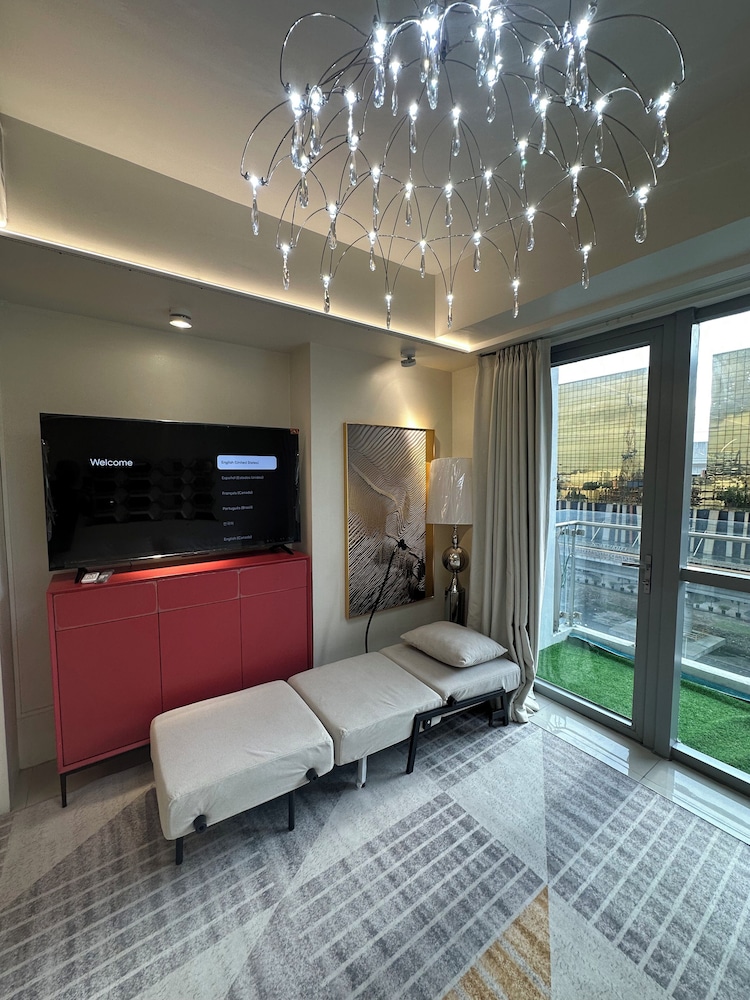 Luxury Penthouse & High-Floor Hotel near City of Dreams, Airport, Okada, and Solaire Casino