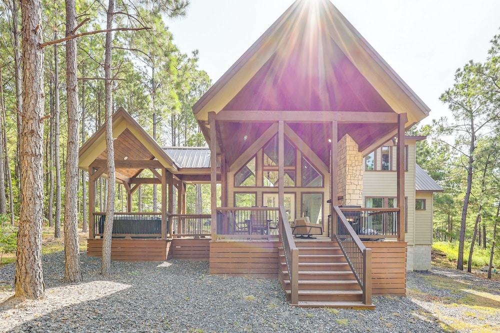 Private Hot Tub: Home 13 Mi to Broken Bow Lake