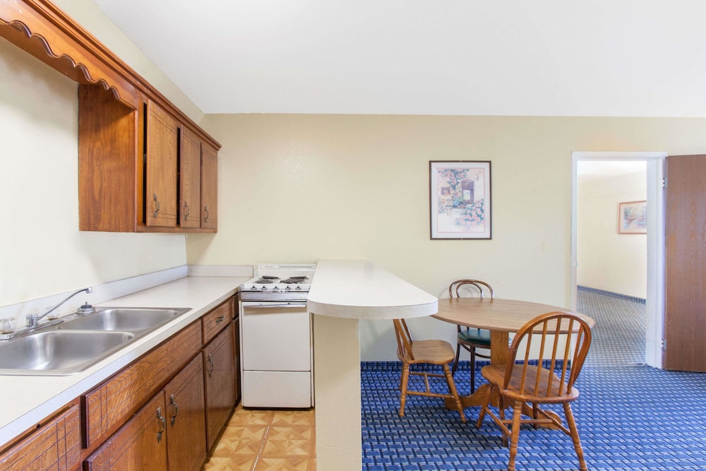 Super 8 by Wyndham Sallisaw view 3