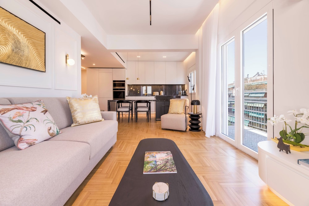 Michalakopoulou Cover & Bright Apartment