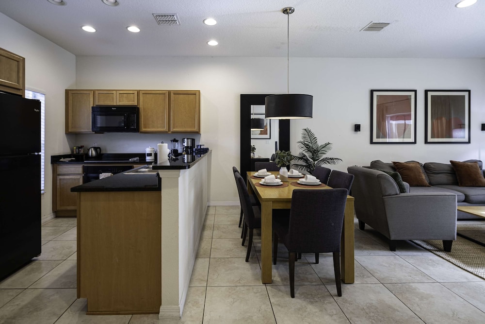10 Min to Disney Cozy Townhome Jacuzzi