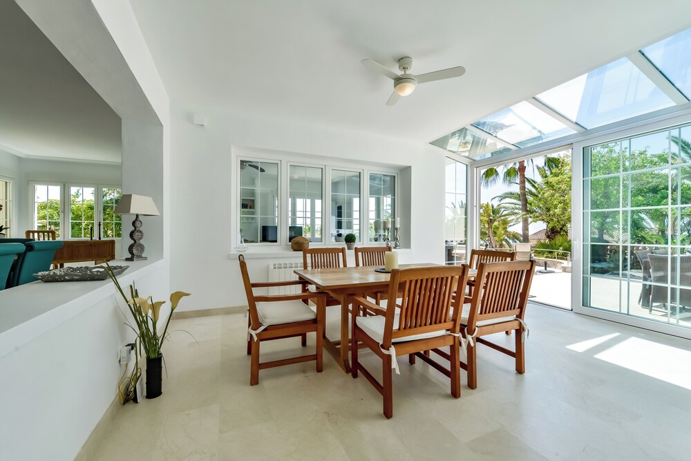 4bed Villa Sleeps 8- Pool, Garden, Bbq, Near Beach