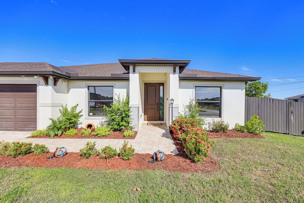Poolside Oasis & Outdoor Kitchen: Cape Coral Home