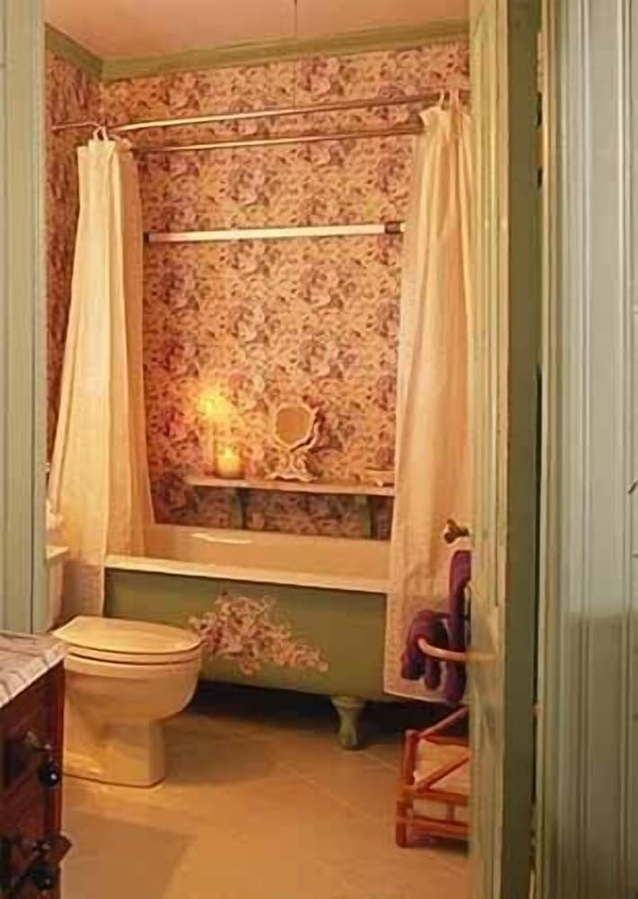 Charlottetown Vacations - The Elmwood Heritage Inn - Property Image 9