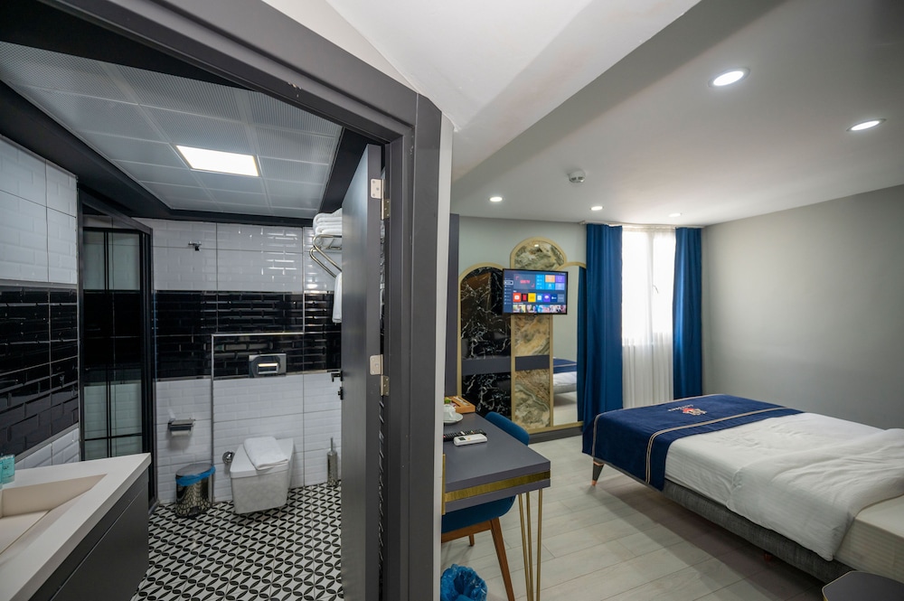 California Otel - Image 30