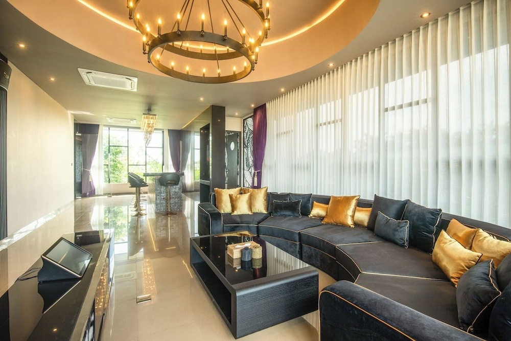 Exquisite 5BR Villa: Premier Luxury in Seminyak