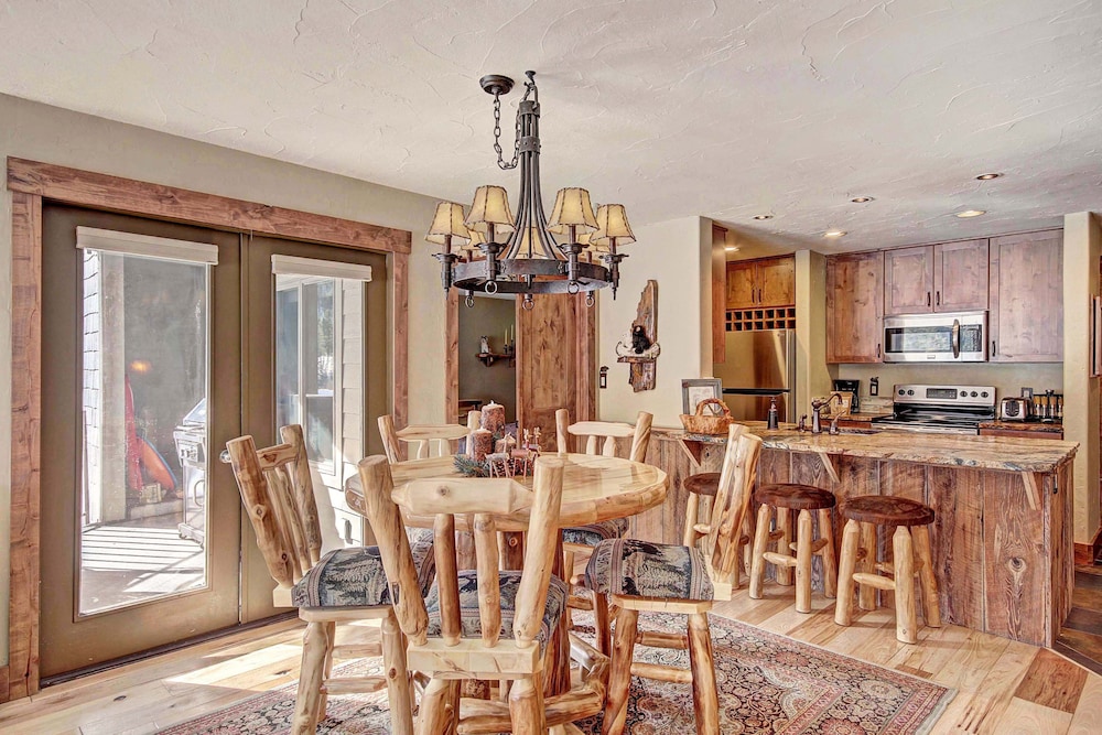1710 The Willows 1 Bedroom Condo by RedAwning