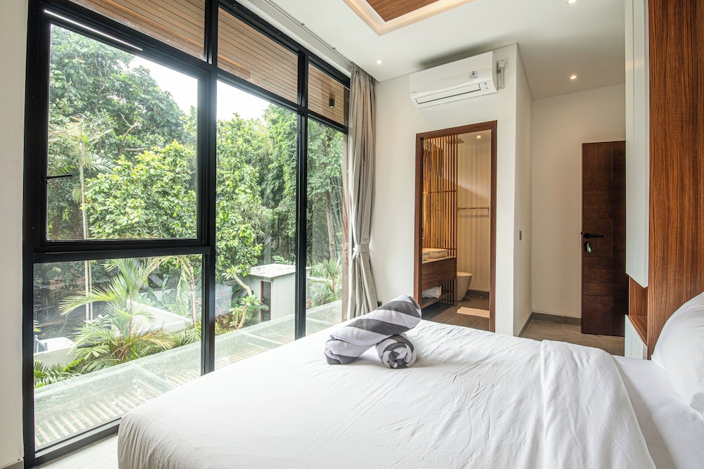 Elegant 5BR Canggu Villa 400m to Pristine Beach