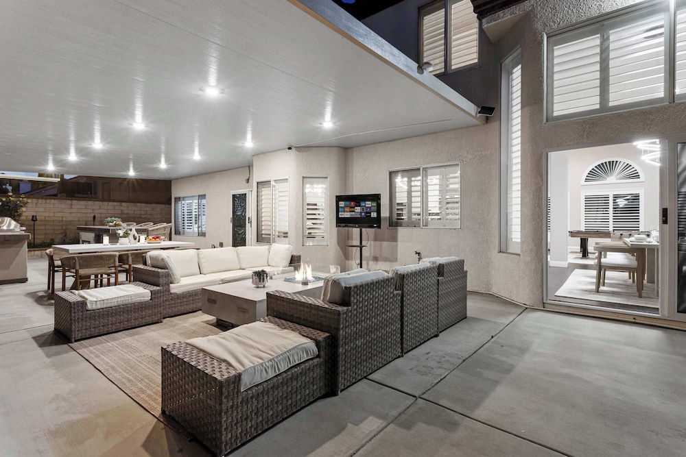 Luxury Pool Home w Theater Games & Mountain View
