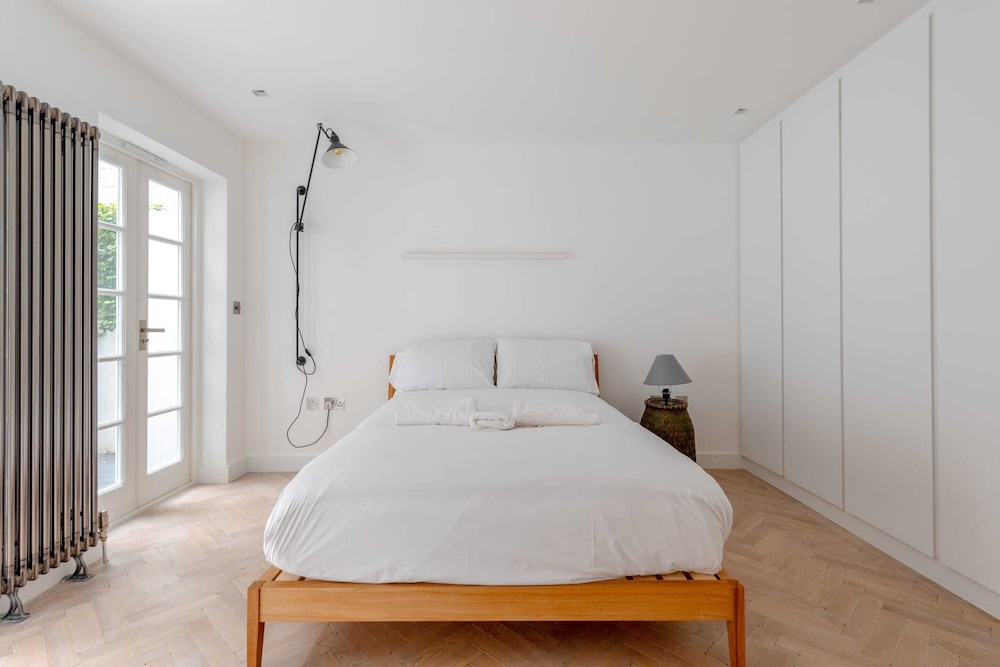 Sleek & Stylish 2BD Flat - Warren Street