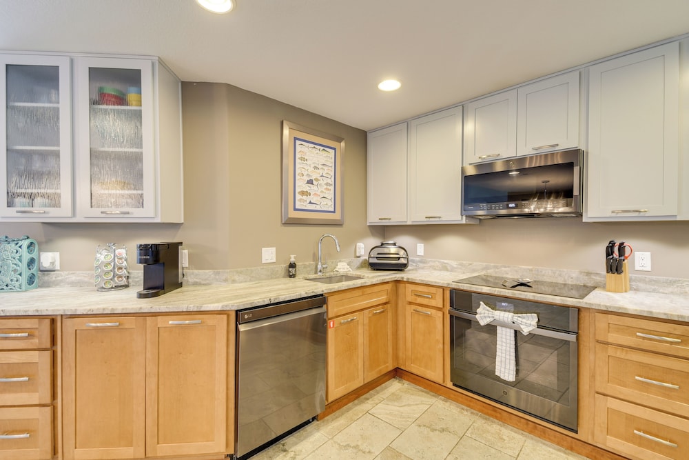 Gulf Views & Pools: Beachfront Island Tower Condo