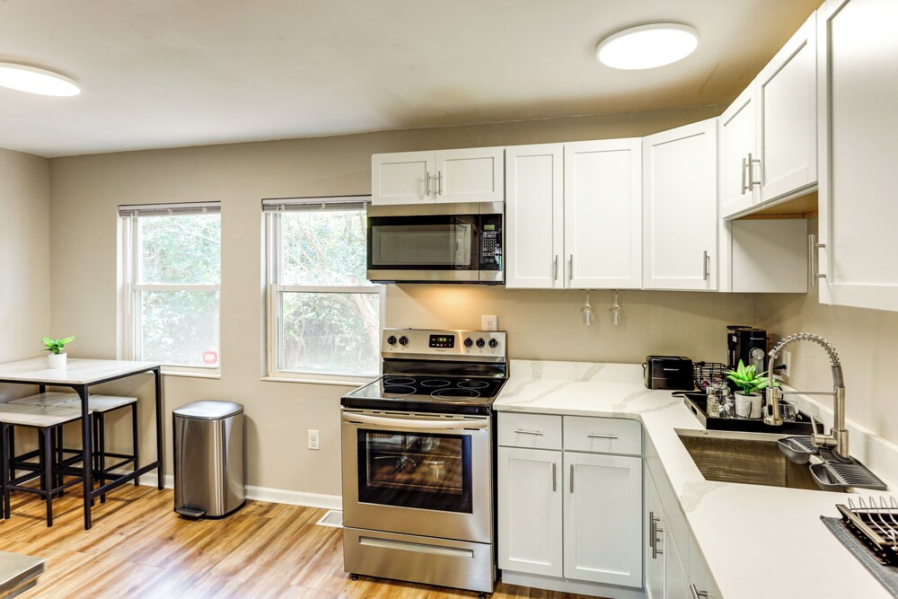 6 Mi to Downtown Cincy: Group-friendly Townhome!