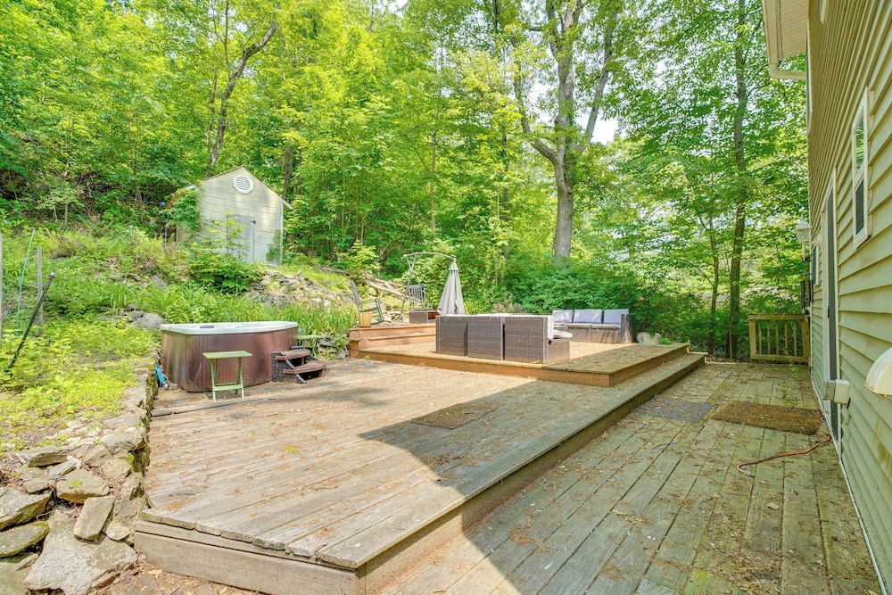 Walk to Putnam Lake: Updated Home w/ Deck
