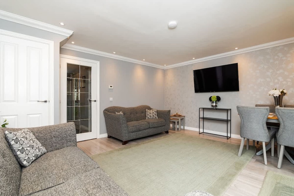 3 Bedroom House-private Parking