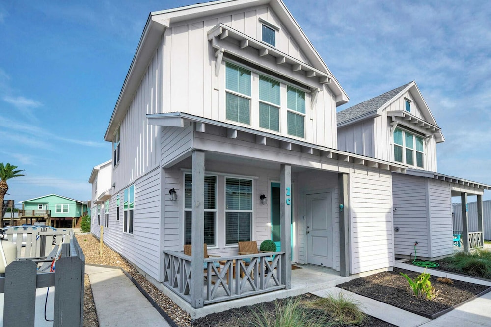 2 Homes in Old Town by Avantstay Sleeps 19, Pool, Newly Built Walk to Eats, Music, & More