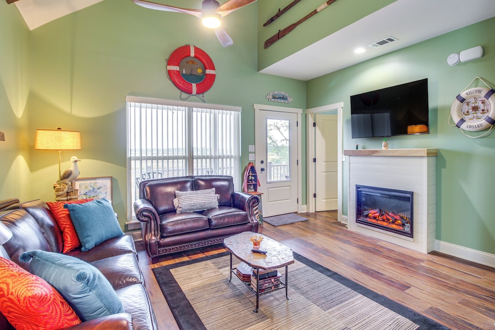 Dock & Fire Pit: Waterfront Midway Retreat!