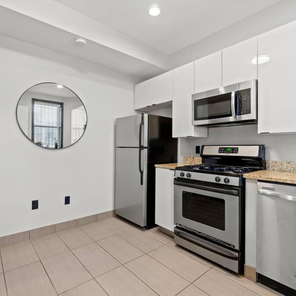 Charming DC Rowhouse Condo - Ideal Long-term Stay