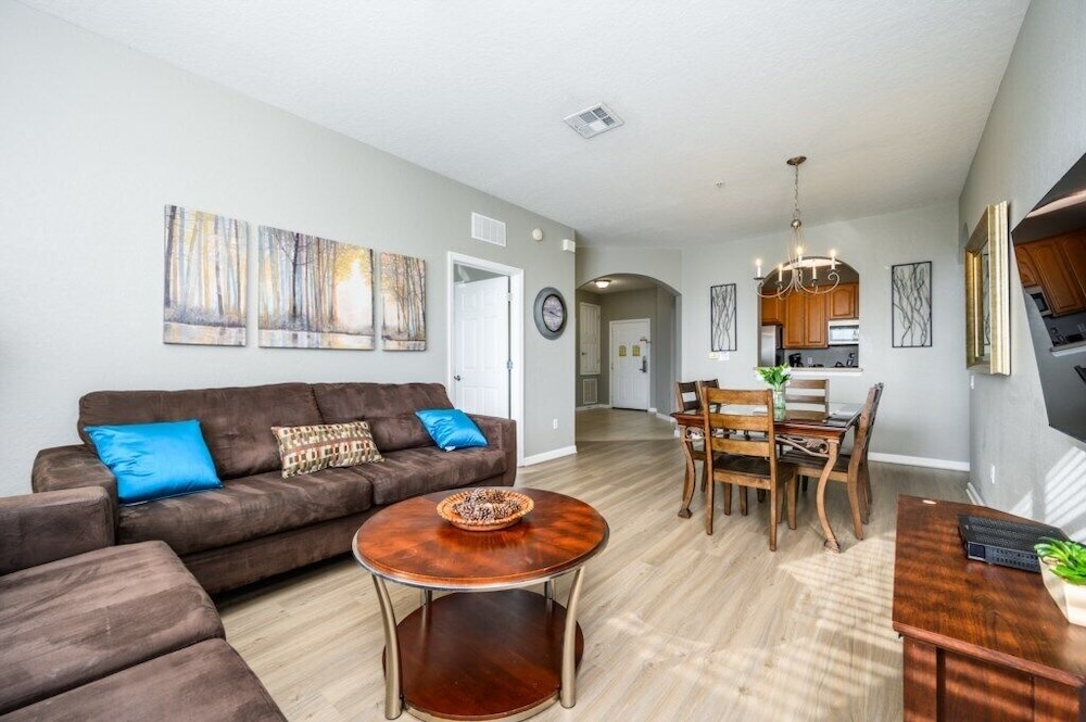 Epic Universe Beautiful Lakeview Condo, Vista Cay Orlando - 3013